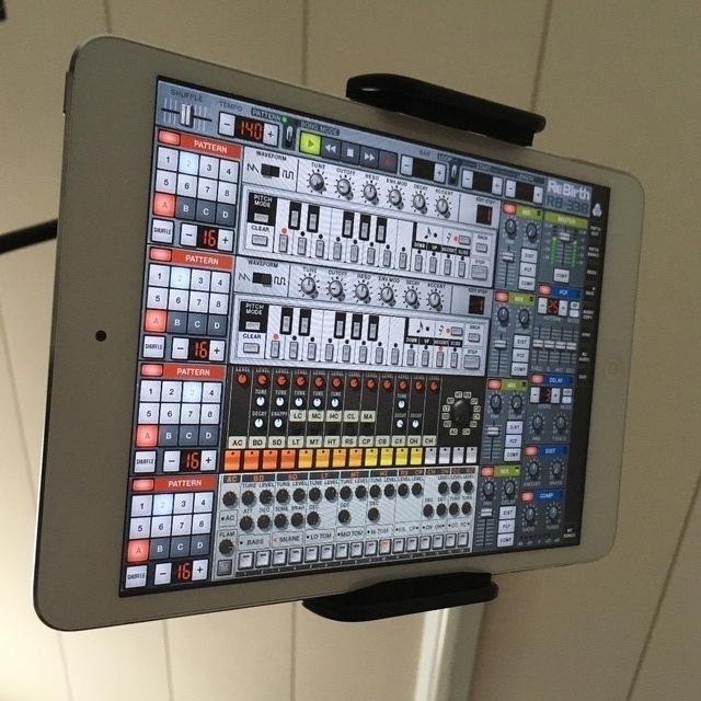 寝ながら iPad で DTM DAW シンセアプリ 操作は快適 タブレット 